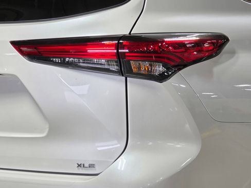 Used 2023 Toyota Highlander XLE FWD image 12