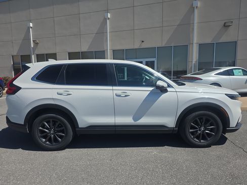 Used 2023 Honda CR-V EX image 4