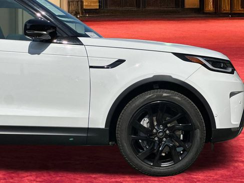 Certified 2025 Land Rover Discovery S image 36