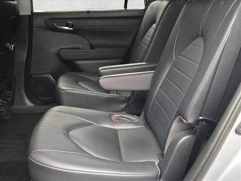 Used 2022 Toyota Highlander XLE image 19