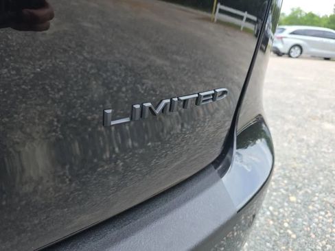 Used 2025 Chrysler Pacifica Limited FWD image 12