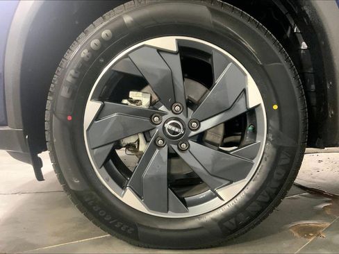Used 2024 Nissan Rogue SV AWD/4WD image 9