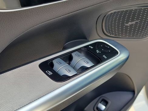 Used 2025 Mercedes-Benz GLC 300 4MATIC image 16