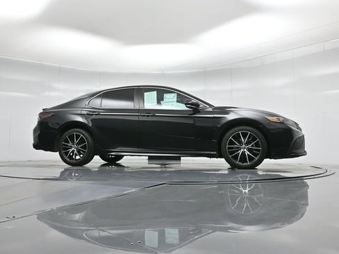 Used 2022 Toyota Camry SE image 3