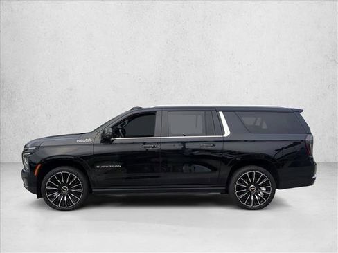 Used 2025 Chevrolet Suburban High Country AWD/4WD image 9