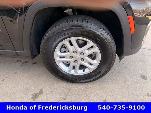 Used 2023 Jeep Grand Cherokee Laredo image 13