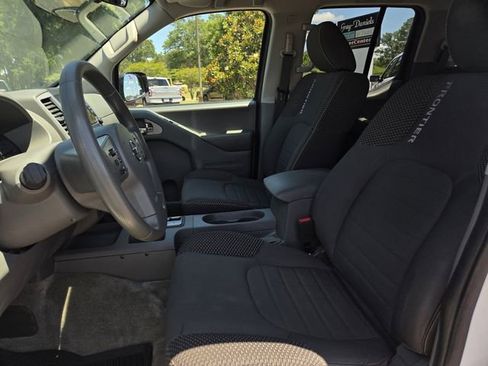 Used 2018 Nissan Frontier SV RWD image 12