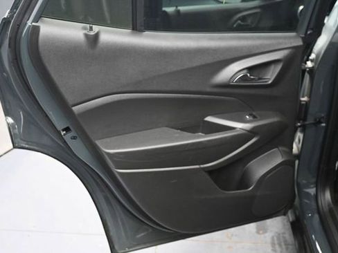 Used 2025 Chevrolet Trax LT FWD image 23