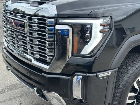 Used 2025 GMC Sierra 2500 Denali w/ Denali Reserve Package AWD/4WD image 9