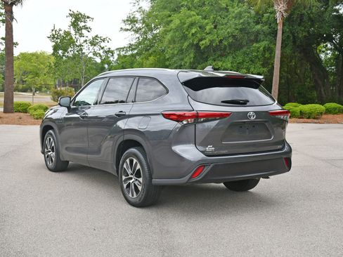 Used 2020 Toyota Highlander XLE FWD image 4