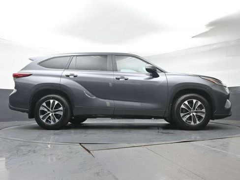 Used 2023 Toyota Highlander XLE AWD/4WD image 37