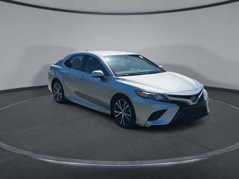 Used 2019 Toyota Camry SE FWD image 2