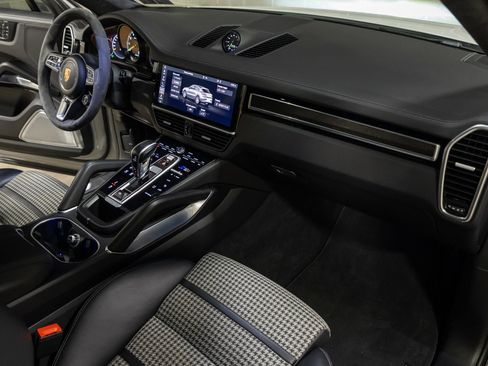 Used 2021 Porsche Cayenne Turbo S image 53