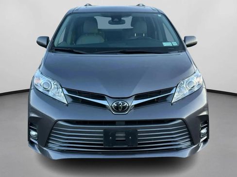 Used 2019 Toyota Sienna XLE w/ XLE Navigation Package image 2