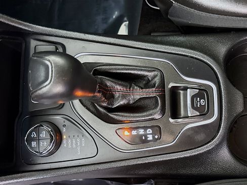 Used 2019 Jeep Cherokee Trailhawk w/ Cold Weather Group image 20