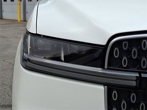 Used 2025 Lincoln Navigator Reserve image 9