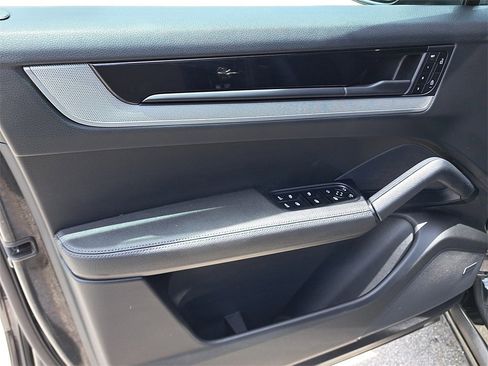 Used 2025 Porsche Cayenne image 25