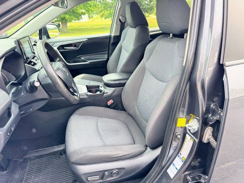 Used 2020 Toyota RAV4 XLE image 9