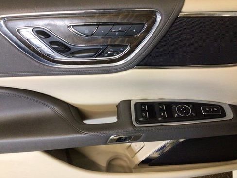 Used 2018 Lincoln Continental Select FWD image 16