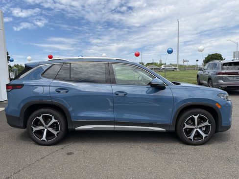 Used 2025 Volkswagen Tiguan SE w/ Panoramic Sunroof Package AWD/4WD image 3