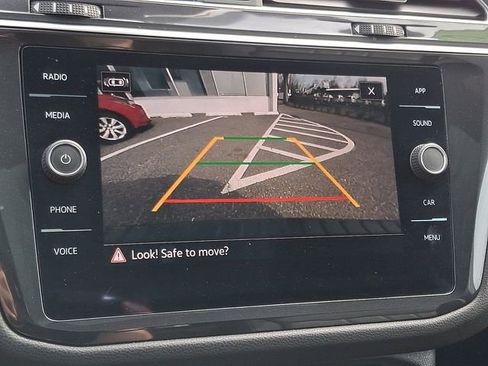 Used 2022 Volkswagen Tiguan SE R-Line image 18