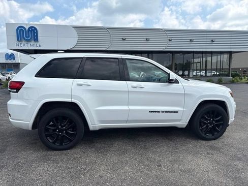 Used 2018 Jeep Grand Cherokee Altitude AWD/4WD image 6