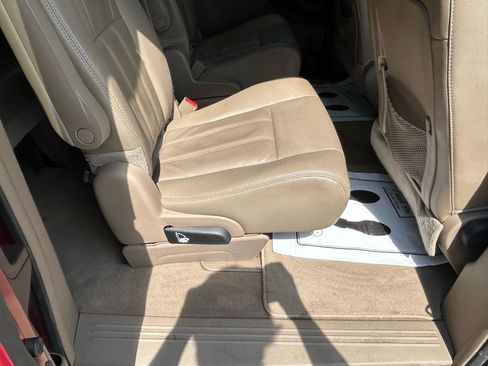 Used 2016 Chrysler Town & Country Touring w/ Driver Convenience Group FWD image 11