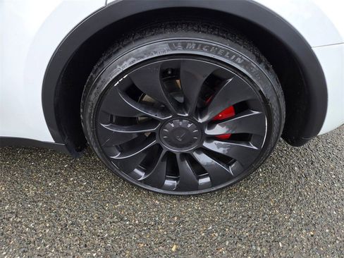 Used 2023 Tesla Model Y Performance image 9