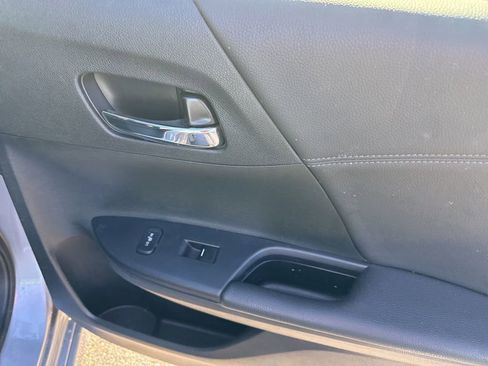 Used 2017 Honda Accord Touring image 14