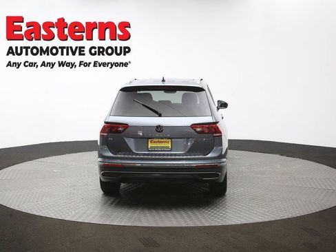 Used 2022 Volkswagen Tiguan SE w/ Panoramic Sunroof Package image 39