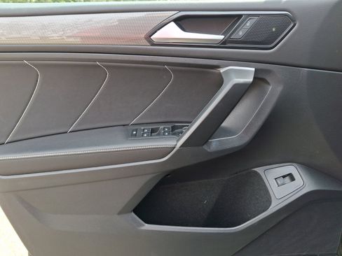 Certified 2024 Volkswagen Tiguan SE image 13