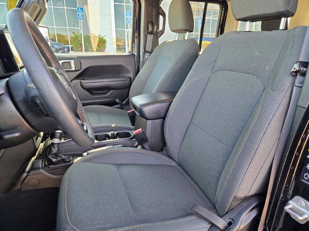 Used 2024 Jeep Wrangler Unlimited w/ Convenience Group AWD/4WD image 19