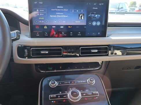 Used 2023 Lincoln Nautilus AWD w/ Premium Package image 18