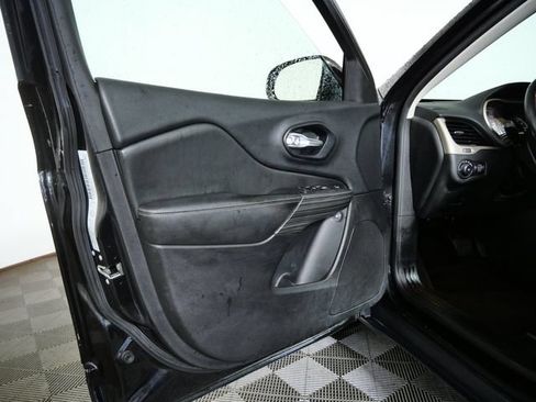 Used 2016 Jeep Cherokee Limited AWD/4WD image 16