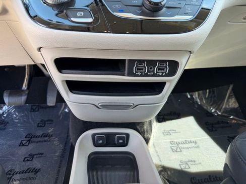 Used 2021 Chrysler Pacifica Touring-L FWD image 19