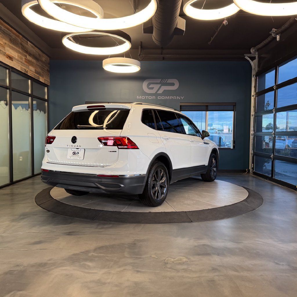 Used 2024 Volkswagen Tiguan SE AWD/4WD image 3