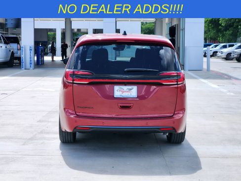 New 2026 Chrysler Pacifica Select image 8