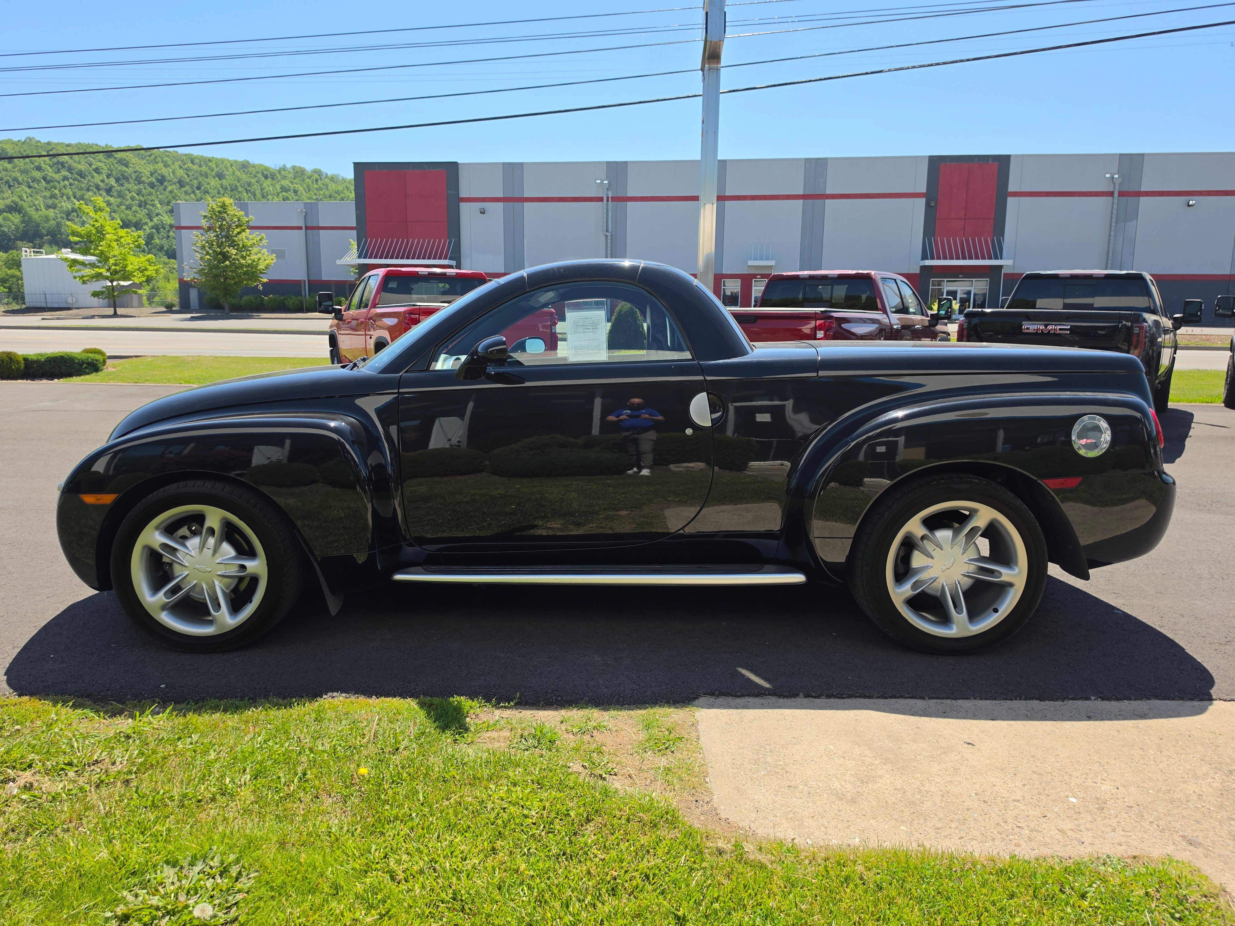Used 2004 Chevrolet SSR w/ Preferred Equipment Group RWD image 9