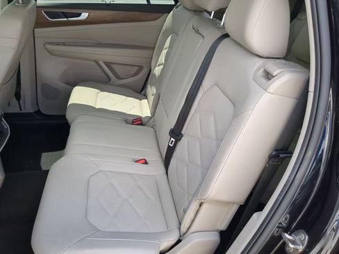 Certified 2024 Volkswagen Atlas SE image 18