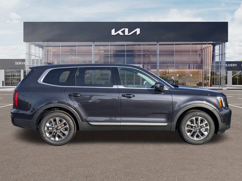Used 2025 Kia Telluride LX image 3