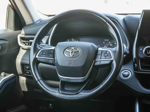 Used 2023 Toyota Highlander XLE AWD/4WD image 15