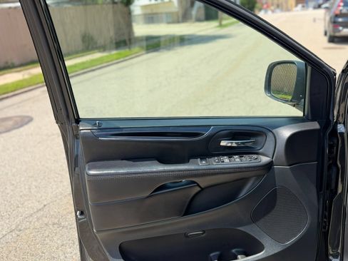 Used 2019 Dodge Grand Caravan SE FWD image 10