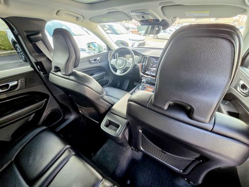 Used 2021 Volvo XC60 T5 Momentum w/ Premium Package image 10