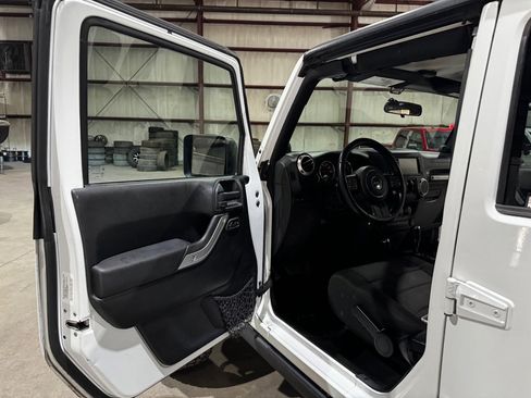 Used 2012 Jeep Wrangler Unlimited Rubicon w/ Connectivity Group image 12