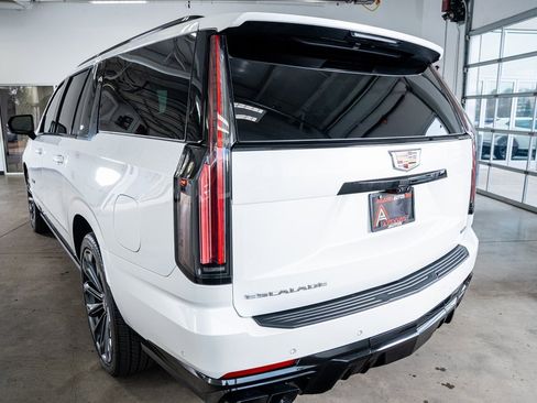 Used 2025 Cadillac Escalade ESV V image 22