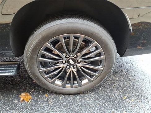 Used 2025 Cadillac Escalade ESV Sport Platinum image 18