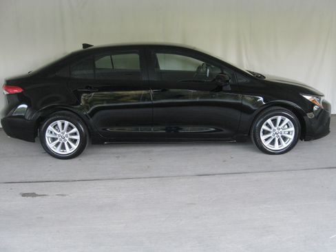 Used 2025 Toyota Corolla LE image 4