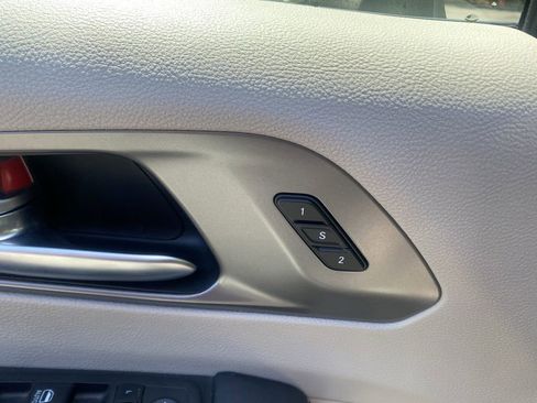 Used 2023 Chrysler Pacifica Touring-L FWD image 18