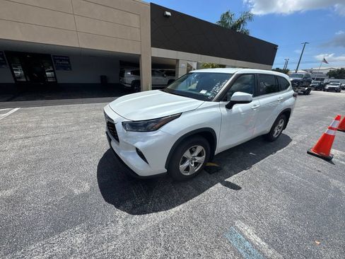 Used 2023 Toyota Highlander LE FWD image 4