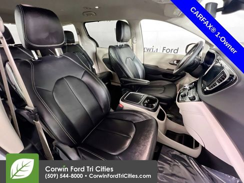 Used 2024 Chrysler Pacifica Touring-L image 18
